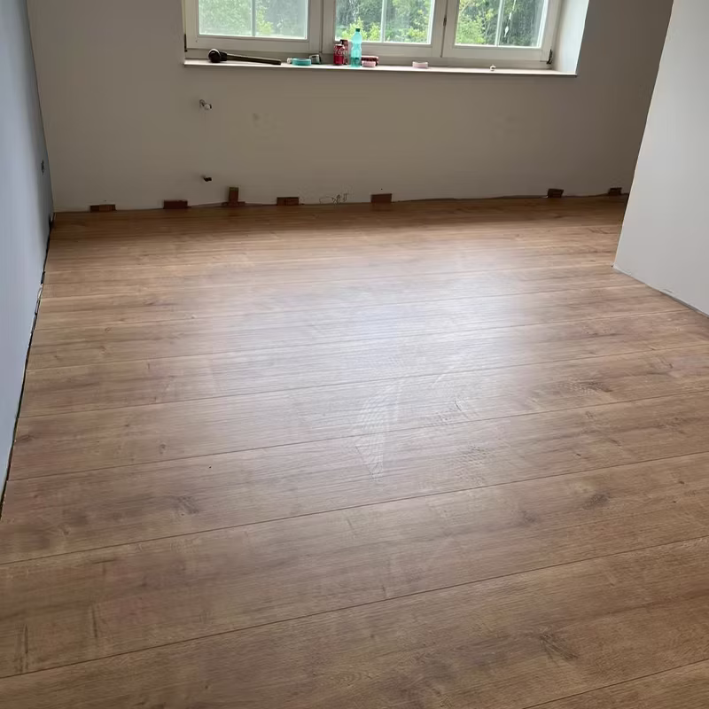 Vorbereitung und Verlegung professioneller Bodenbeläge